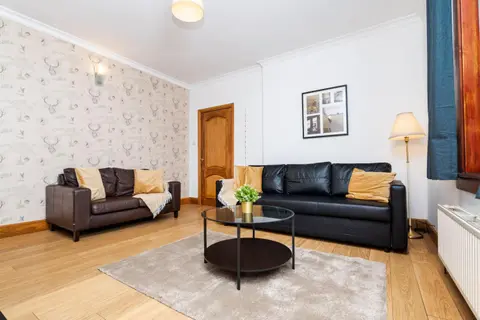 2Bed Upper Cottage-Street Parking-by Holiday Homes