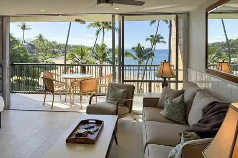 Mana Kai 304 - Renovated Oceanfront 2BR/2BA Condo, Split AC, Beach Access, Views