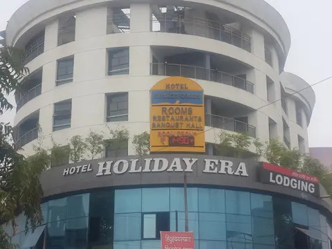 Hotel Holiday Era Opposite Railway Station