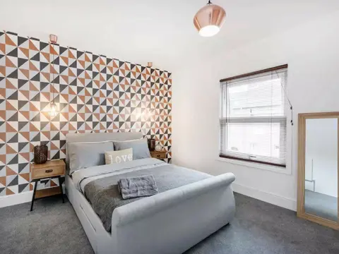 Cambridge House - Modern 2 Bedroom House, Close to Luton Airport & Town Centre