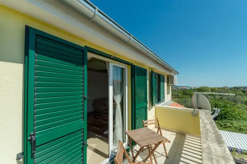 Crowonder Sun&Fun Holiday House with Large Swimming Pool, Playroom and Garden