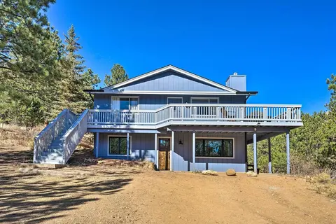 Luxe Updated Home w/ Grill + Hot Tub: 4 Mi to Rmnp