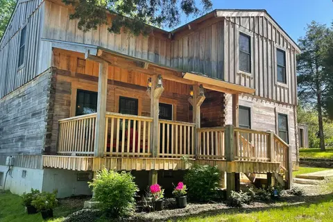 Cozy Hollister Cabin: Perfect for Families!