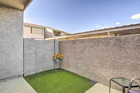 Arizona Condo w/ Community Pool & Hot Tub