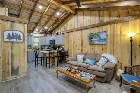 < 1 Mi to Devils Fork Recreation Area: Cozy Cabin!