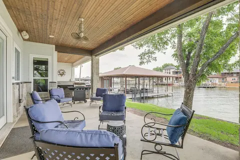 Gorgeous Granbury Lake House w/ Hot Tub & Dock!