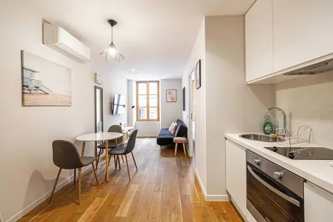 Magnificent Renovated 2 Room Apartment
