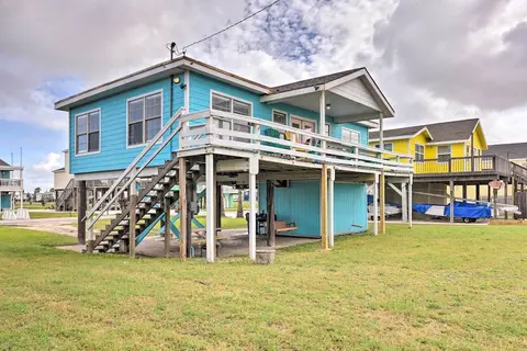 Walk to Ocean: Coastal Surfside Beach Bungalow!
