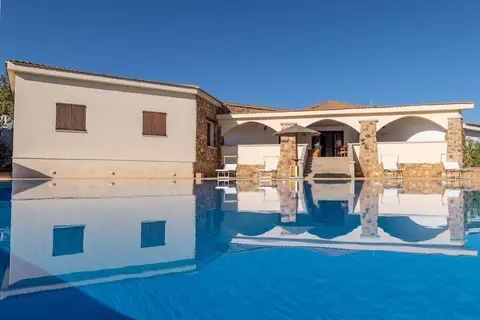 Chic Villa Antonina 2 Bedroom Apartment Sleeps 6