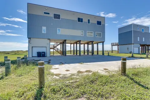 Charming Freeport Getaway w/ Deck, Walk to Beach!