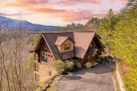 Pinnacle Chalet by Avantstay Luxury Cabin w/ Panoramic Views, Fireplace & Game Room
