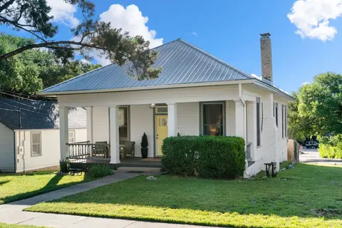 Modern Decor Walkable to Soco