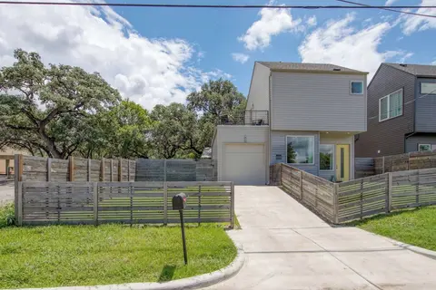 Conveniently Located Upstairs Deck BBQ