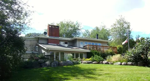 Loya's Little House Bed & Breakfast