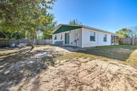 10 Mi to Dtwn Ocala: Dog-friendly Home w/ Fire Pit