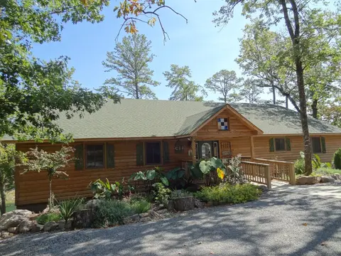 Luxury three bedroom, three bath cottage with hot overlooking Lake Ouachita. by RedAwning