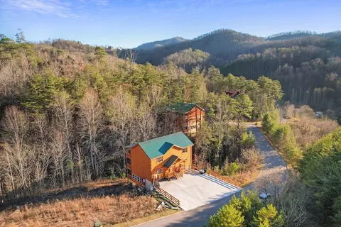 Haywood by Avantstay Mountain Living Dream! w/ Movie Theatre, Hot Tub+views!