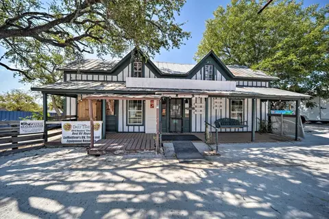Pet-friendly Harper Farmhouse w/ Large Deck!
