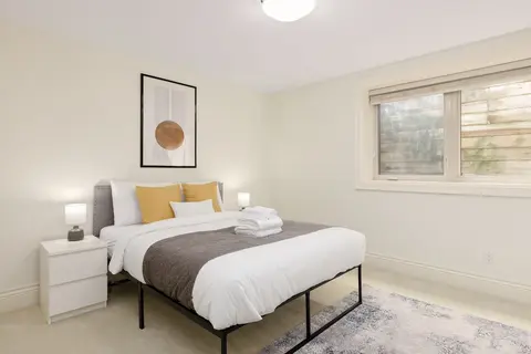 Cozy 2BR BSMT Suite Near Grouse Mt. and Edgemont.
