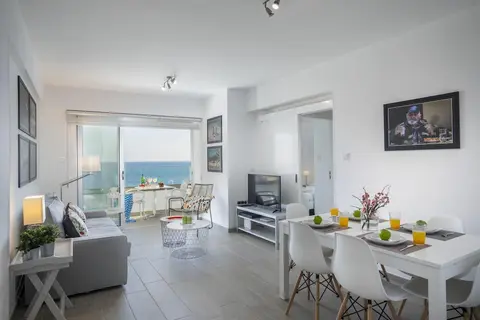 Mackenzie Zoe Seafront Suite