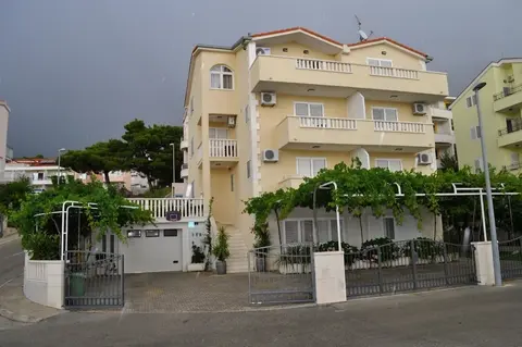 Ivi - big Parking and Courtyard - SA6