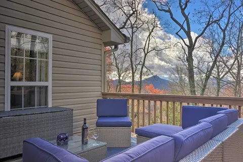 Cozy Sapphire Resort Home w/ Deck & Mountain Views