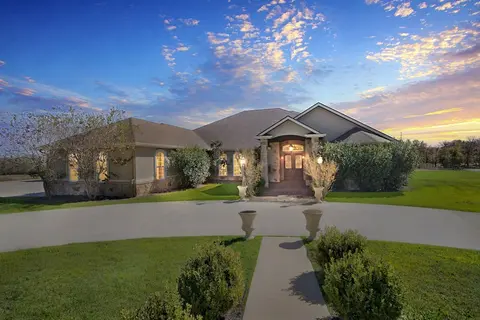 Luxurious 4-Bedroom Oasis with Private Pool Home