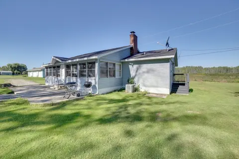 600' of Green Bay Frontage & Dock: Cozy Cottage
