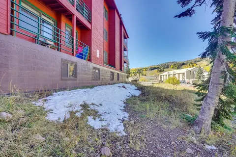 Mountainside Paradise: Ski-in/ski-out Resort Condo