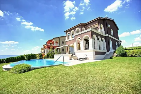 Lighthouse Luxe Estate Apart & Villas