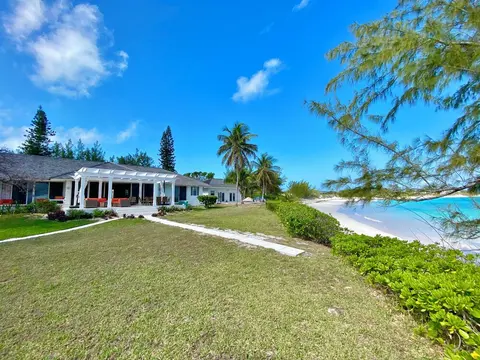 Coastal Haven: Newly Renovated Beachfront Cottage With Pool