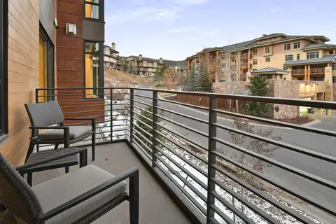 Ski in/out Modern 2BR Residence in Canyons Village by RedAwning