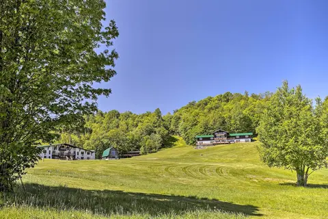 Upson Ski-in/ski-out, End-unit Cabin w/ Fireplace!