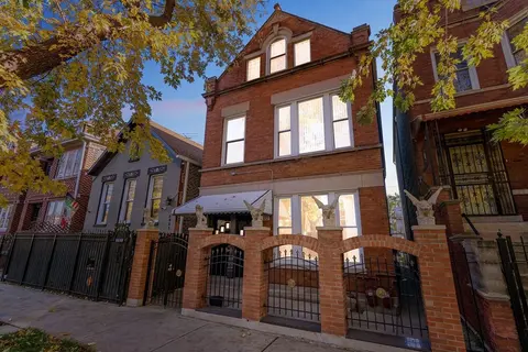Chic Chicago Retreat 2 Bedroom Home by RedAwning