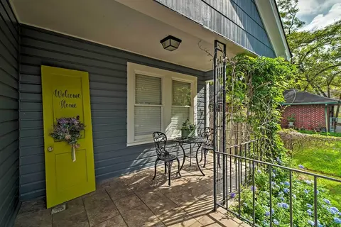 Pet-friendly Brenham Cottage w/ Yard!