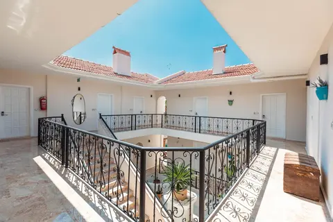 Bronze Hotel