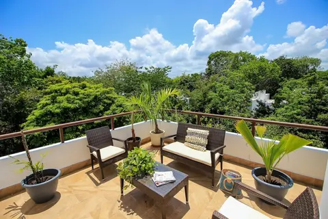 2-story Penthouse w Hot Tub Panoramic Jungle Views Charming Balcony in Bahia Principe