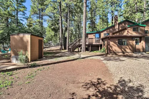 Cozy Pinetop Cabin: Walk to Shops + Dining!