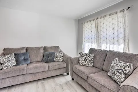5 Mi to UT: Quiet Toledo Duplex Near Parks!