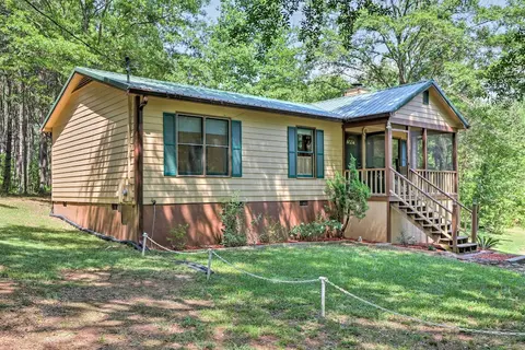 Cozy Pine Mountain Cabin w/ Screened Porch & Yard!