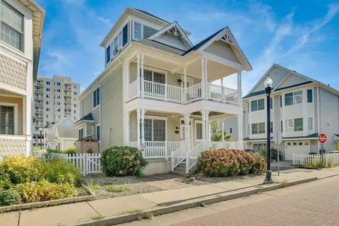 Sunny Atlantic City Home: Walk to Beach!