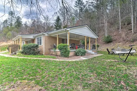 Fire Pit & Game Room: Family Home in Marshall