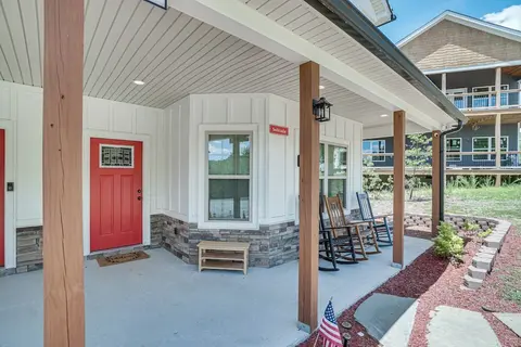 Hot Tub & EV Charger: Helen Getaway w/ Views!