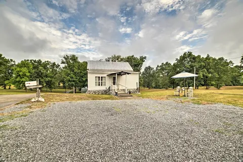 Serene Mcewen Cottage ~ 2 Mi to Golf Course!