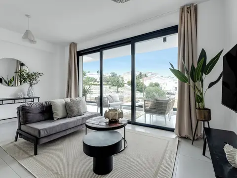Sanders Elgio - Neat 3-bdr Apt With Rooftop
