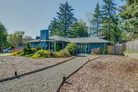 Bellevue Abode: Balcony, 13 Mi to Downtown Seattle