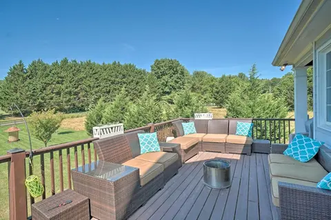 Beautiful Hiawassee Home w/ Mountain Views!