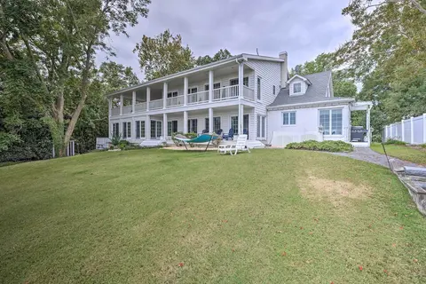 Hot Tub + Private Beach: Waterfront Urbanna Escape