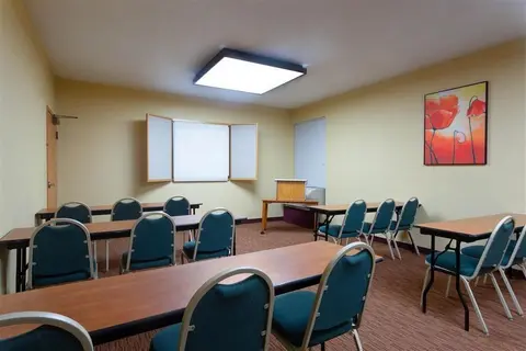 CLT Airport Inn & Suites