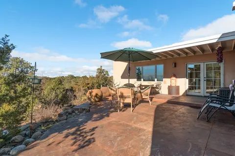 Sunset Vista - Spectacular Mountain Views, Light-filled Family Home